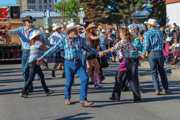 kare dans calgary izdiham parade, sokakta