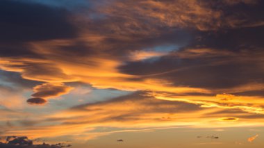 Mavi gökyüzü ile altın bulutlar