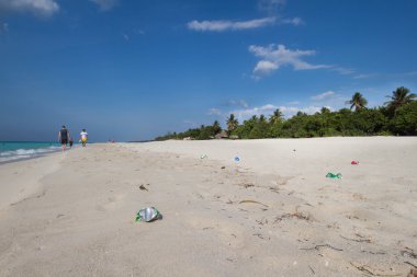 çöple kaplı cennet