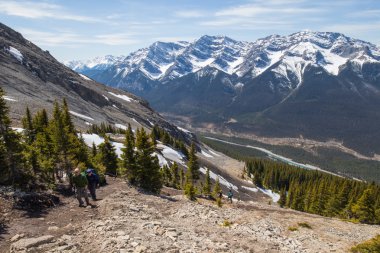 insanlar bir dağın karla kaplı dağ ba ile hiking
