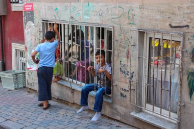 Türk çocukları cadde boyunca dışarı asılı 