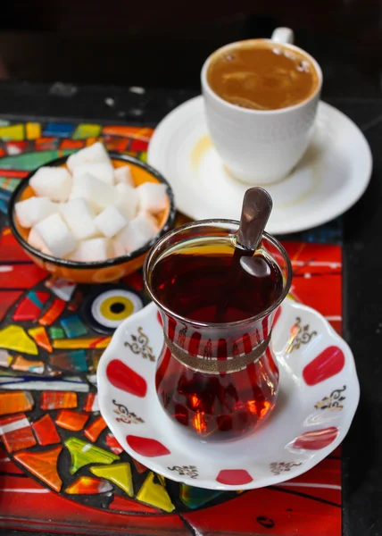 Türk çay ve kahve mozaik masada