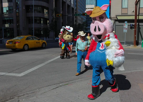 İzdiham Festival süresince Şehir Calgary bir sokakta yürüyen hayvan Maskotlar