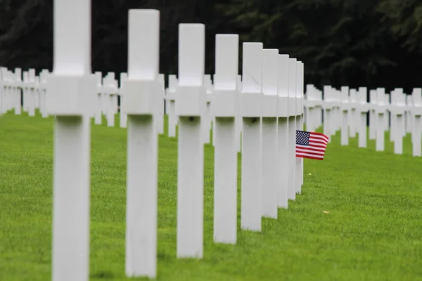 Білі хрести на американському цвинтарі — стокове фото
