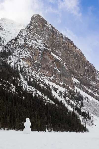lake louise bir dağ önünde kardan adam