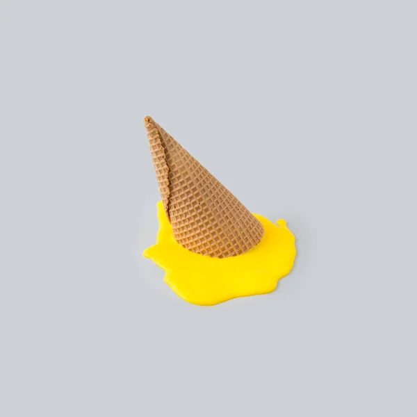 黄色的冰淇淋落在灰色的背景上 最低限度夏季食物概念 — 图库照片
