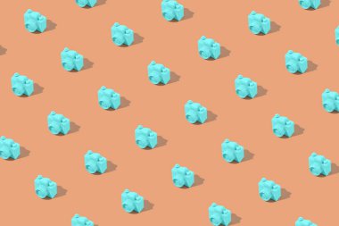 Bej arka planda naneli mavi kameradan yapılmış bir seyahat şekli. Asgari yaz yaratıcı kavramı.