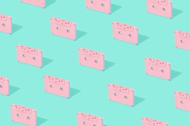 Açık mavi arka planda pembe kasetlerden yapılmış yaratıcı klasik model. Yaz tropik konsepti.