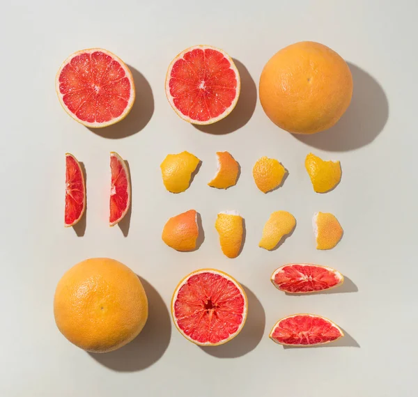 Summer Neatly Arranged Fresh Grapefruit Sandy Colored Background Minimal Sunlight — Stock Photo, Image