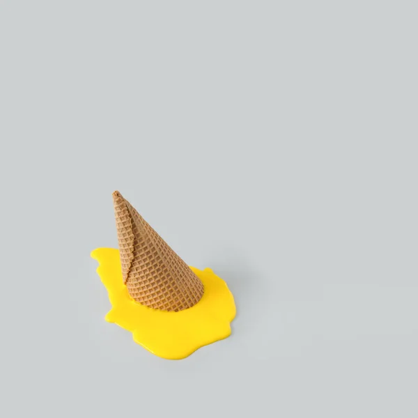 黄色的冰淇淋洒在灰色的背景上 最小夏季创意概念与复制空间 — 图库照片