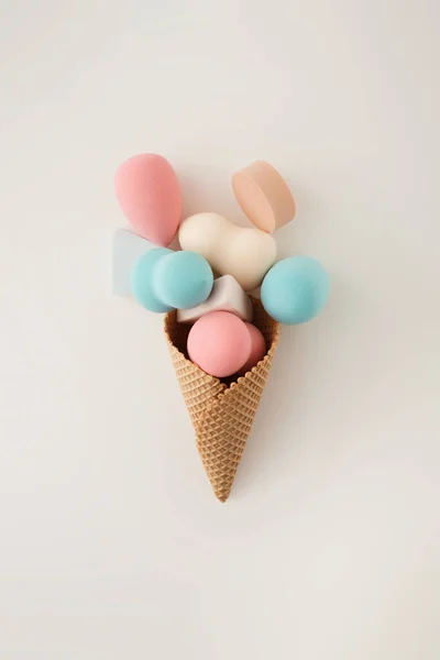 파스텔로 아이스크림 스펀지를 만듭니다 평평하게 최소한의 창의적 — 스톡 사진