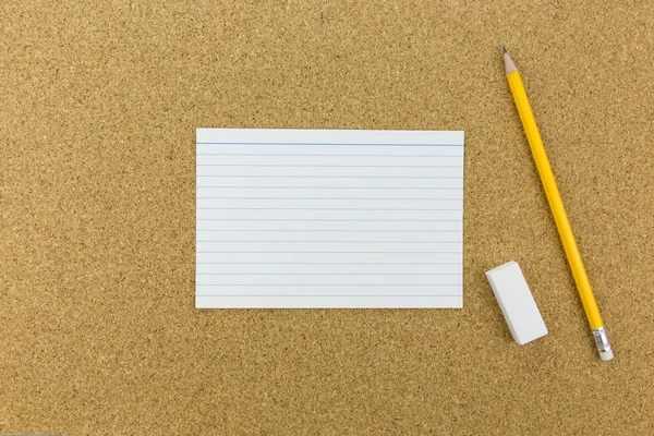 Penna och suddgummi med papper på kork ombord — Stockfoto