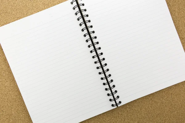 Bílý notebook s řádkem korkové desky — Stock fotografie