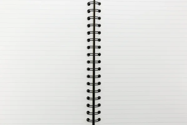 Cuaderno blanco con línea en el tablero de corcho — Foto de Stock