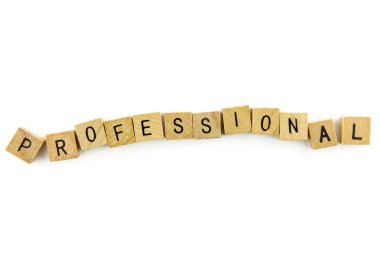 Ahşap küpleri, beyaz arka plan üzerinde izole profesyonel metin