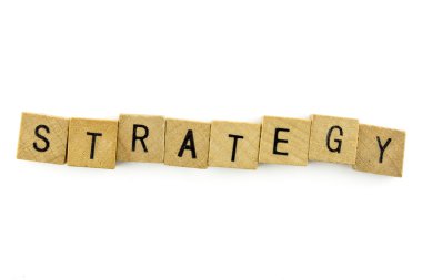 Strateji metin ahşap küpleri, beyaz arka plan üzerinde izole