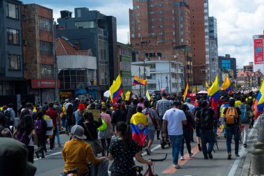 Bogota, Kolombiya; 9 Mayıs 2021: Kolombiya Ulusal Grev sırasında ESMAD çevik kuvvet polisi. Polis şiddeti protestocular tarafından sorgulanıyor ve protestocular onları cinayetlerle suçluyor..