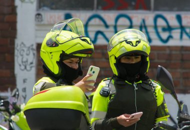 Bogota, Kolombiya; 9 Mayıs 2021: Kolombiya Ulusal Grev sırasında ESMAD çevik kuvvet polisi. Polis şiddeti protestocular tarafından sorgulanıyor ve protestocular onları cinayetlerle suçluyor..