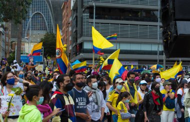 Bogota, Kolombiya; 9 Mayıs 2021: Kolombiya Ulusal Grev sırasında ESMAD çevik kuvvet polisi. Polis şiddeti protestocular tarafından sorgulanıyor ve protestocular onları cinayetlerle suçluyor..