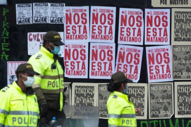 Bogota, Kolombiya; 9 Mayıs 2021: Kolombiya Ulusal Grev sırasında ESMAD çevik kuvvet polisi. Polis şiddeti protestocular tarafından sorgulanıyor ve protestocular onları cinayetlerle suçluyor..