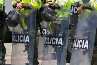 Bogota, Kolombiya; 9 Mayıs 2021: Kolombiya Ulusal Grev sırasında ESMAD çevik kuvvet polisi. Polis şiddeti protestocular tarafından sorgulanıyor ve protestocular onları cinayetlerle suçluyor..