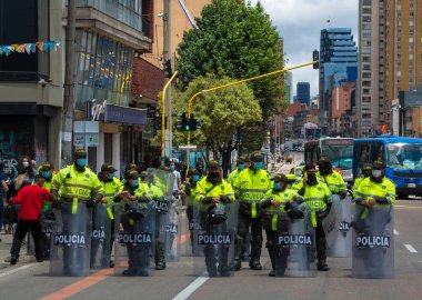 Bogota, Kolombiya; 9 Mayıs 2021: Kolombiya Ulusal Grev sırasında ESMAD çevik kuvvet polisi. Polis şiddeti protestocular tarafından sorgulanıyor ve protestocular onları cinayetlerle suçluyor..