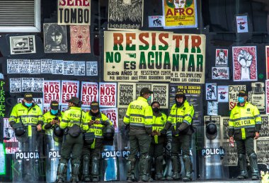 Bogota, Kolombiya; 9 Mayıs 2021: Kolombiya Ulusal Grev sırasında ESMAD çevik kuvvet polisi. Polis şiddeti protestocular tarafından sorgulanıyor ve protestocular onları cinayetlerle suçluyor..