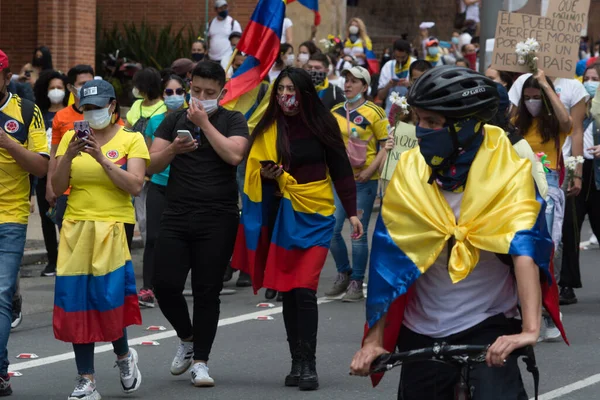 2021年5月9日 コロンビアのボゴタ イワン デュケ政権 警察の残虐行為に対するパロ ナショナル ストライキ中に国旗を掲げたパレードでコロンビアの抗議者やデモ参加者 — ストック写真