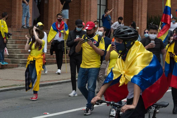 Bogota, Kolombiya; 9 Mayıs 2021: Kolombiyalı protestocular veya göstericiler, Paro Nacional Ulusal Grevi sırasında Ivan Duque 'un hükümetine, politikalarına ve polis şiddetine karşı ulusal bayrak gösterisinde