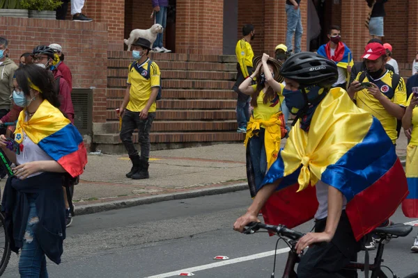 Bogotá Colombia Mayo 2021 Manifestantes Manifestantes Colombianos Desfile Con Banderas — Foto de Stock