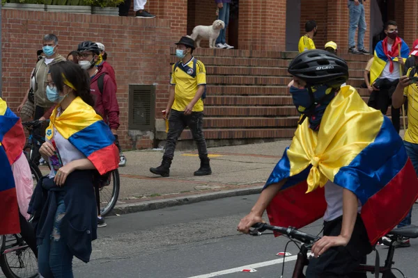 Μπογκοτά Κολομβία Μαΐου 2021 Κολομβιανοί Διαδηλωτές Διαδηλωτές Παρέλαση Εθνικές Σημαίες — Φωτογραφία Αρχείου