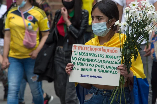 Bogotá Colombia Mayo 2021 Manifestante Colombiano Desfile Con Bandera Nacional — Foto de Stock