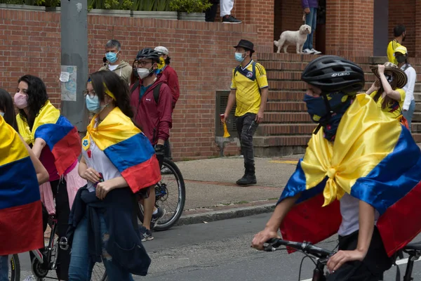 Bogotá Colombia Mayo 2021 Manifestantes Manifestantes Colombianos Desfile Con Banderas — Foto de Stock