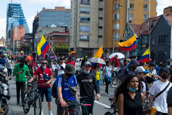 Bogota, Kolombiya; 9 Mayıs 2021: Kolombiya Ulusal Grev sırasında ESMAD çevik kuvvet polisi. Polis şiddeti protestocular tarafından sorgulanıyor ve protestocular onları cinayetlerle suçluyor..