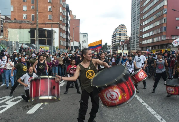 Bogota, Kolombiya; 9 Mayıs 2021: Kolombiya Ulusal Grev sırasında ESMAD çevik kuvvet polisi. Polis şiddeti protestocular tarafından sorgulanıyor ve protestocular onları cinayetlerle suçluyor..