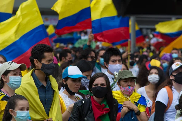 Bogota, Kolombiya; 9 Mayıs 2021: Kolombiya Ulusal Grev sırasında ESMAD çevik kuvvet polisi. Polis şiddeti protestocular tarafından sorgulanıyor ve protestocular onları cinayetlerle suçluyor..