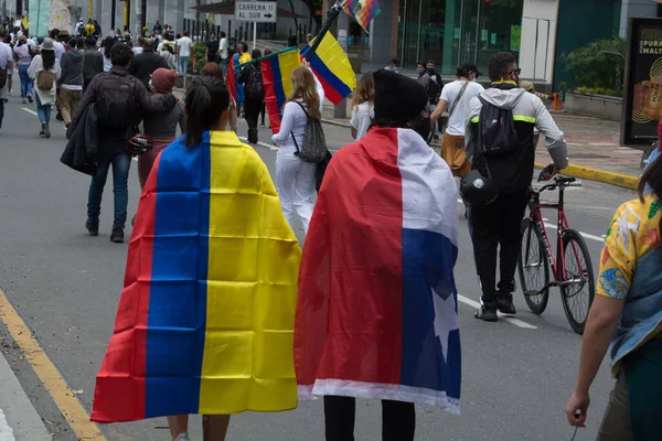 Bogota, Kolombiya; 9 Mayıs 2021: Kolombiya Ulusal Grev sırasında ESMAD çevik kuvvet polisi. Polis şiddeti protestocular tarafından sorgulanıyor ve protestocular onları cinayetlerle suçluyor..