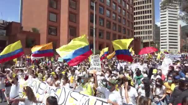 Bogot Colombia Mei 2021 Protesteerders Demonstranten Onder Nationale Vlag Tijdens — Stockvideo