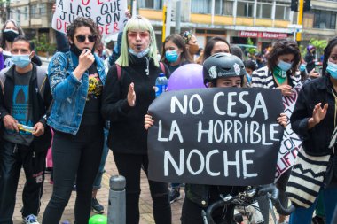 Bogota, Kolombiya; 14 Mayıs 2021: Ulusal grev sırasında ulusal polis tarafından tecavüze uğrayıp öldürüldüğünü iddia eden kadınlar. Banner 