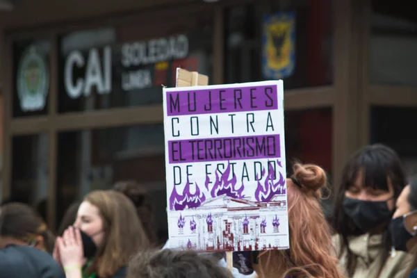 Bogota, Kolombiya; 14 Mayıs 2020: Kolombiya 'da Ivan Duque hükümetine karşı düzenlenen ulusal grev sırasında bayrak taşıyan kadınlar. Reşit olmayan bir çocuğa tecavüz ve cinayet suçlamasıyla adalet istiyor. 