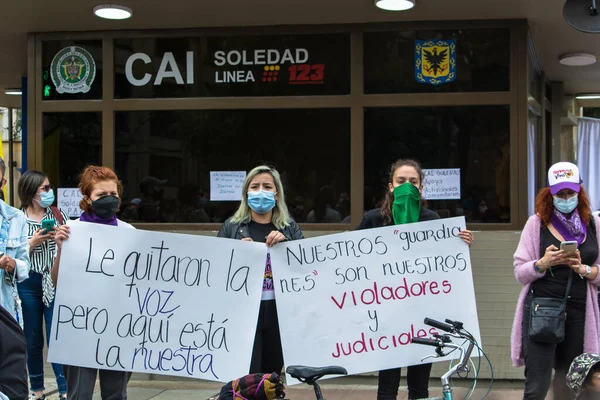 Bogota, Kolombiya; 14 Mayıs 2020: Kolombiya 'da Ivan Duque hükümetine karşı düzenlenen ulusal grev sırasında bayrak taşıyan kadınlar. Reşit olmayan bir çocuğa tecavüz ve cinayet suçlamasıyla adalet istiyor. 