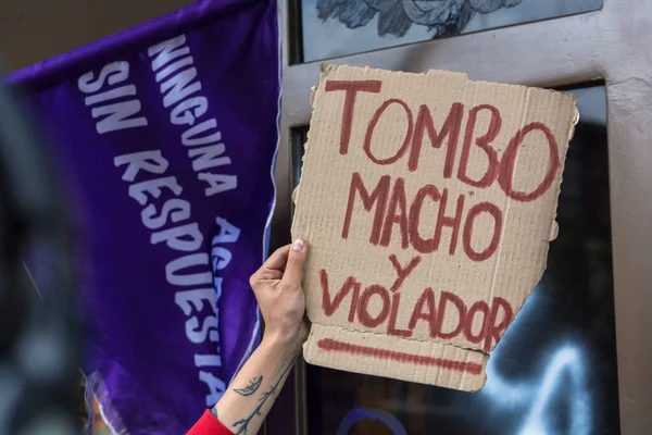 Bogota, Kolombiya; 14 Mayıs 2020: Kolombiya 'da Ivan Duque hükümetine karşı düzenlenen ulusal grev sırasında bayrak taşıyan kadınlar. Reşit olmayan bir çocuğa tecavüz ve cinayet suçlamasıyla adalet istiyor. 