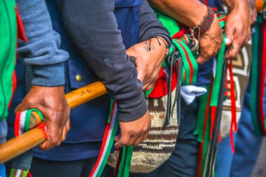 Kolombiya Ulusal Grevi sırasında ellerinde bayraklar ve coplar tutan Minga Cauca Yerli Muhafızları 'nın ellerinin ayrıntıları..
