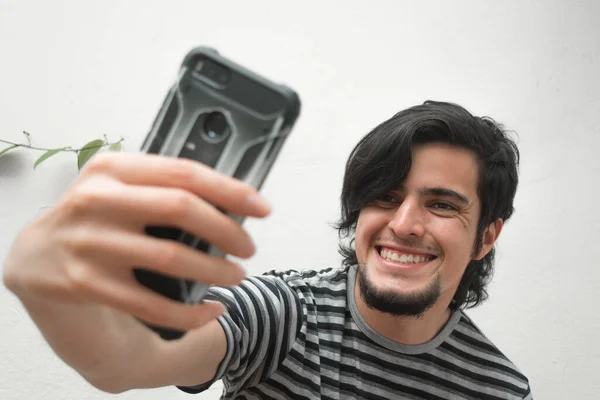 Retrato Jovem Com Barba Segurando Telefone Mão Sorrindo Tirando Uma — Fotografia de Stock