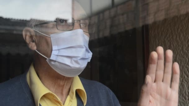 Retrato Anciano Anciano Con Gafas Mascarilla Médica Mirando Exterior Detrás — Vídeos de Stock