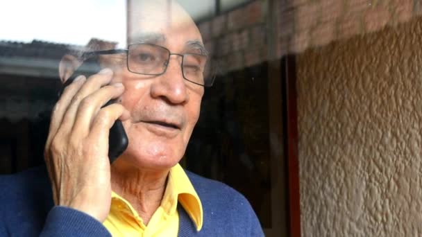 Retrato Anciano Anciano Con Gafas Hablando Por Teléfono Mirando Hacia — Vídeos de Stock