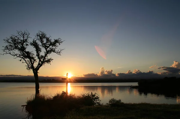 Silhouette Eines Baumes Und Eines Kreuzes Sonnenuntergang Auf Dem See Stockbild