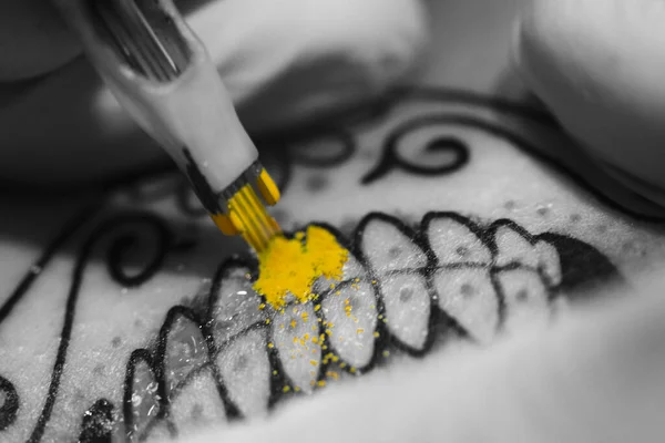 Fazendo Uma Tatuagem Crânio Açúcar — Fotografia de Stock