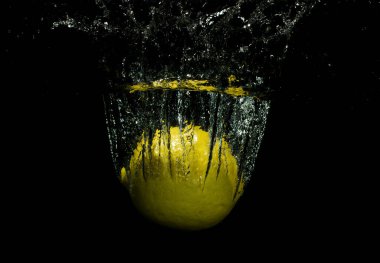 Siyah arkaplan ile limon sıçratma