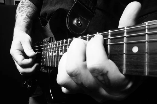 Hände Einer Person Die Eine Gitarre Schwarz Und Weiß Spielt — Stockfoto